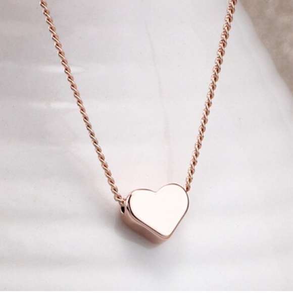 Minimalist dainty heart necklace - Picture 2 of 2